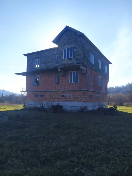 Продається будинок поблизу Івано-Франківська!
