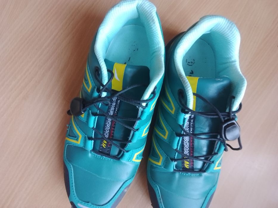 Damskie adidasy treningowe.