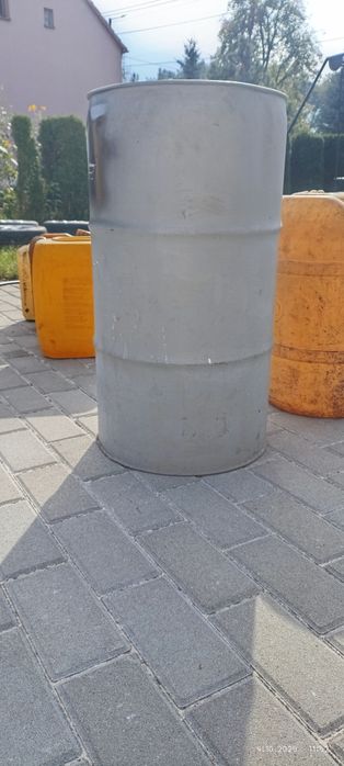 Zestaw pięciu pustych beczek