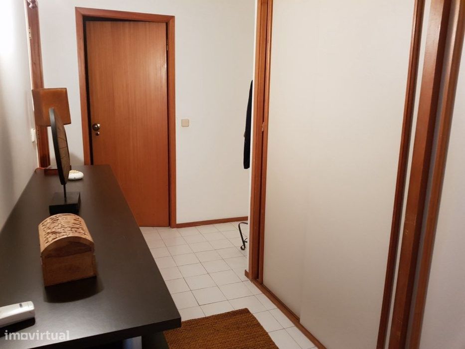 T1 mobilado com varandas em prédio com elevador
