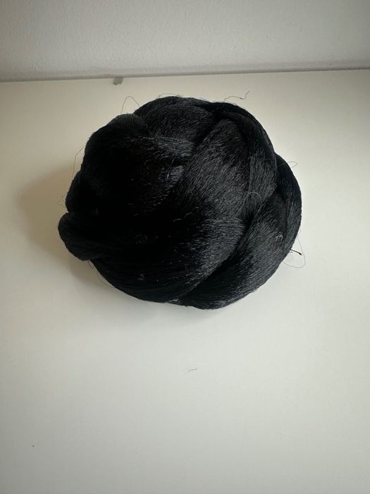 Doczepiany czarny kok – elegancki, stylowy efekt w kilka sekund