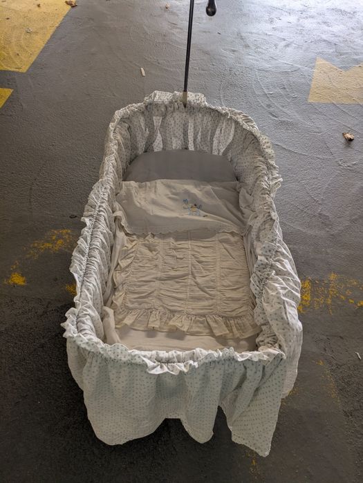 Berço branco com grades
