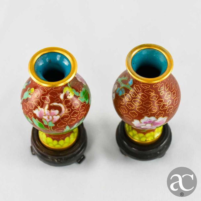 Par de pequenas jarras em cloisonné, China, com base em madeira