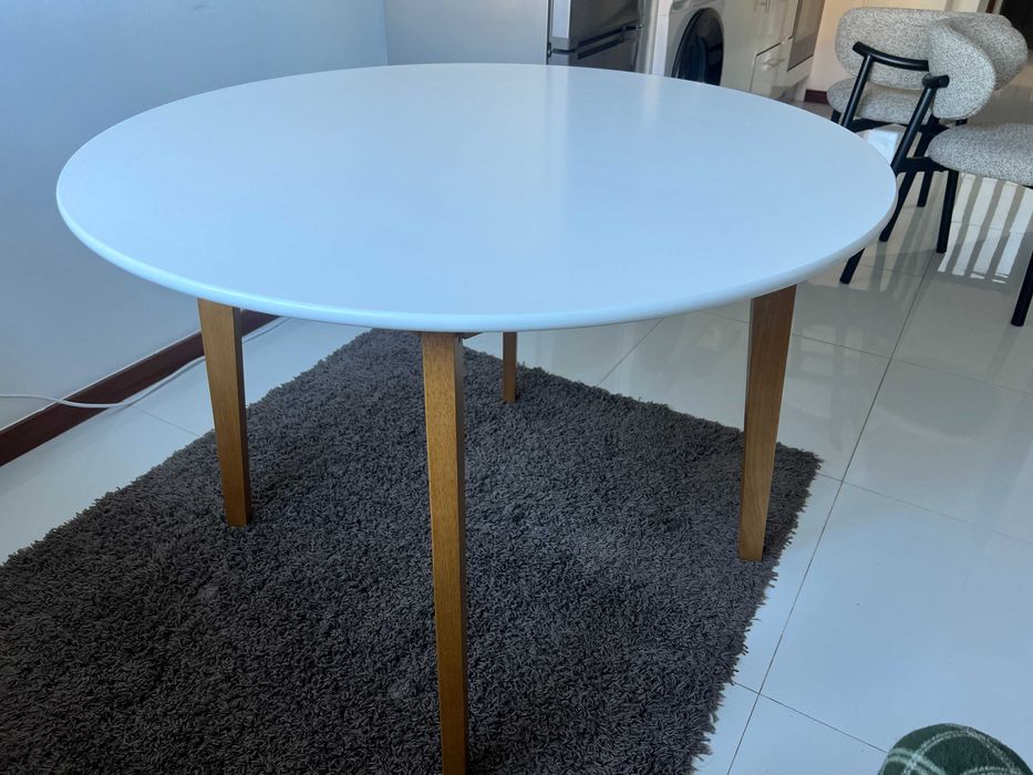 White/Natural Round Table64738569015042120