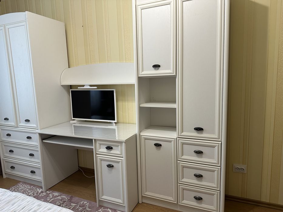 Меблі в дитячу кімнату в білому кольорі, пенал,шафа, стіл,