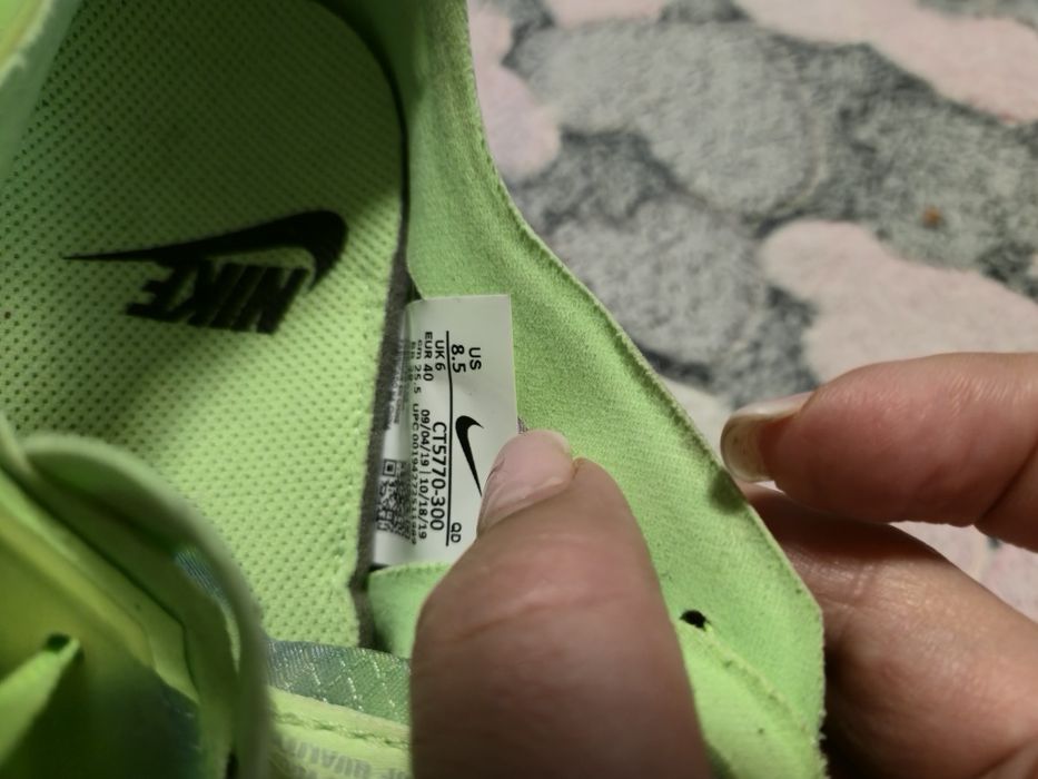 Продам жіночі кросівки Nike