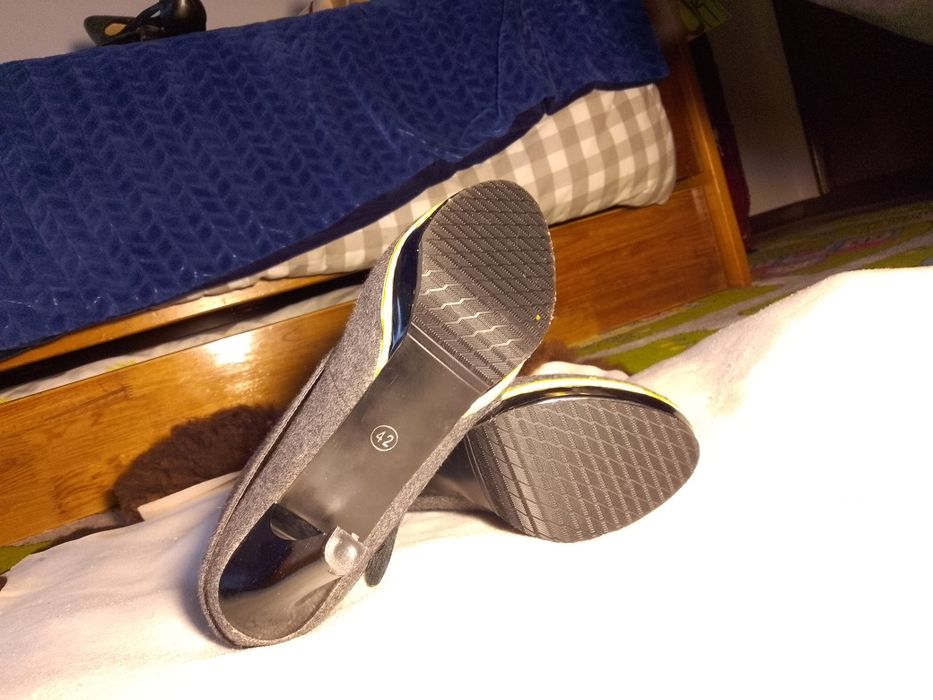 Par de botins de feltro cinzento NUNCA USADOS