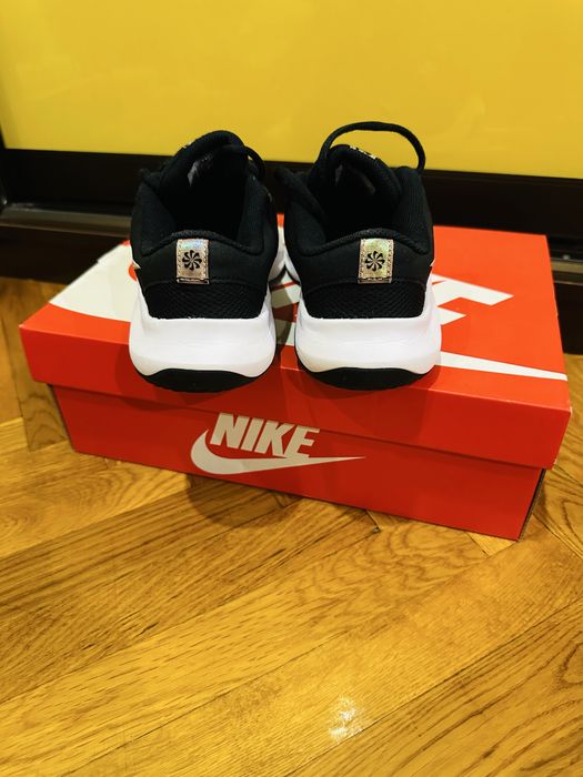 Кроссовки Nike Legend Essential размер 37,5