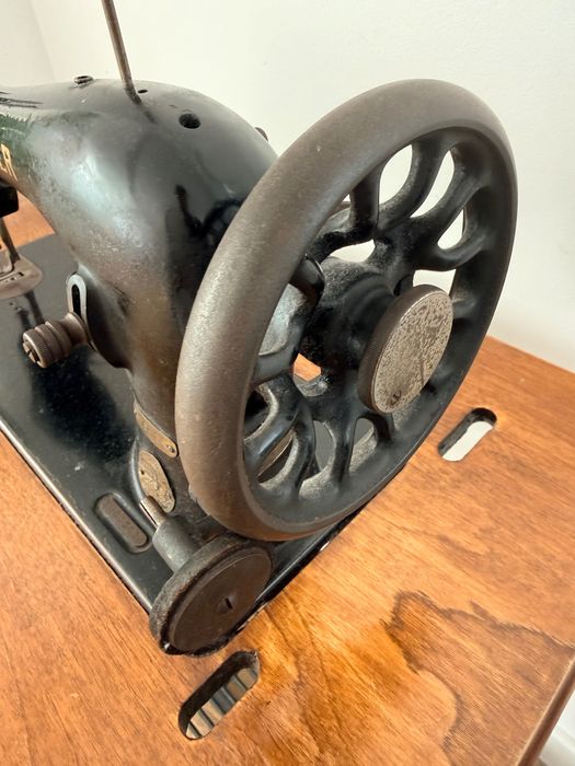 Máquina de Costura Singer Antiga a Pedal – A Funcionar – Mesa Original