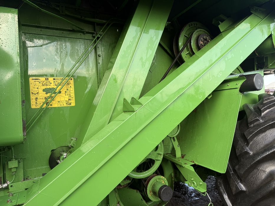Комбайн зернозбиральний John Deere 1055