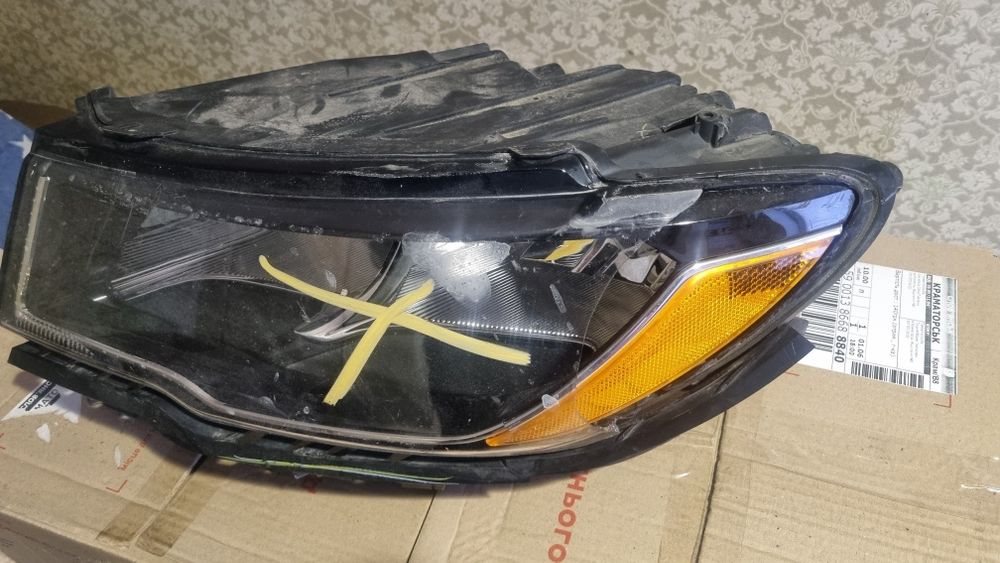 Фари оригінал на Jeep compass 2018 рік Права ціла, ліва під ремонт