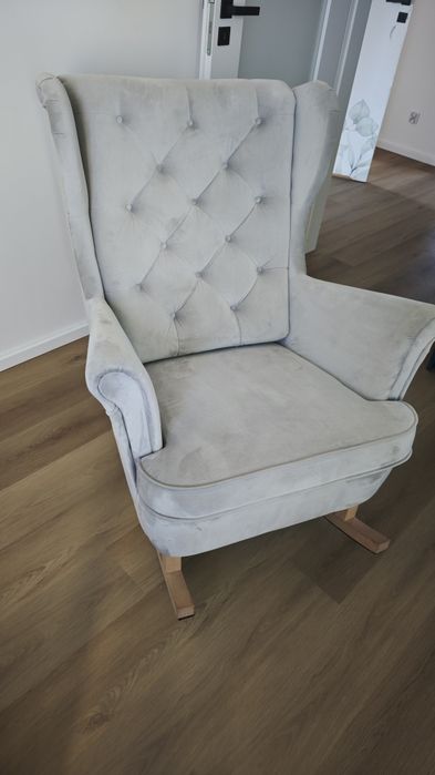 Fotel bujany do karmienia i usypiania