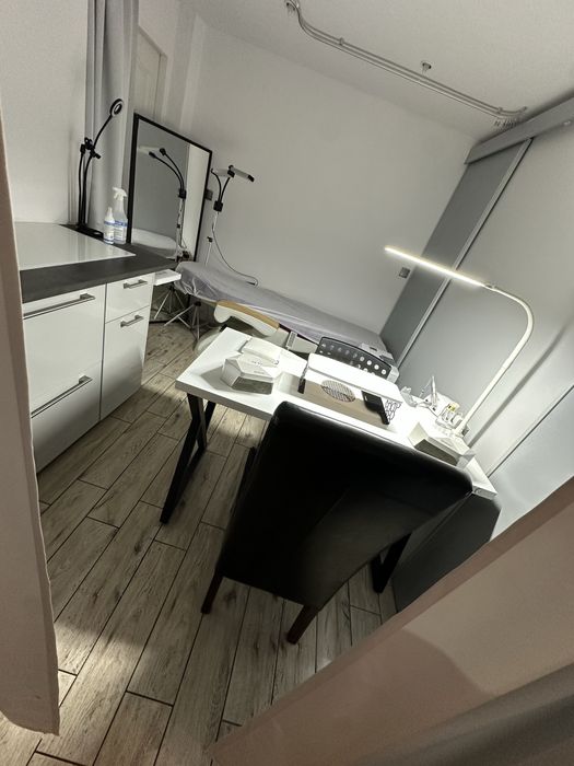 Stanowisko / pomieszczenie podnajme w SALONIE