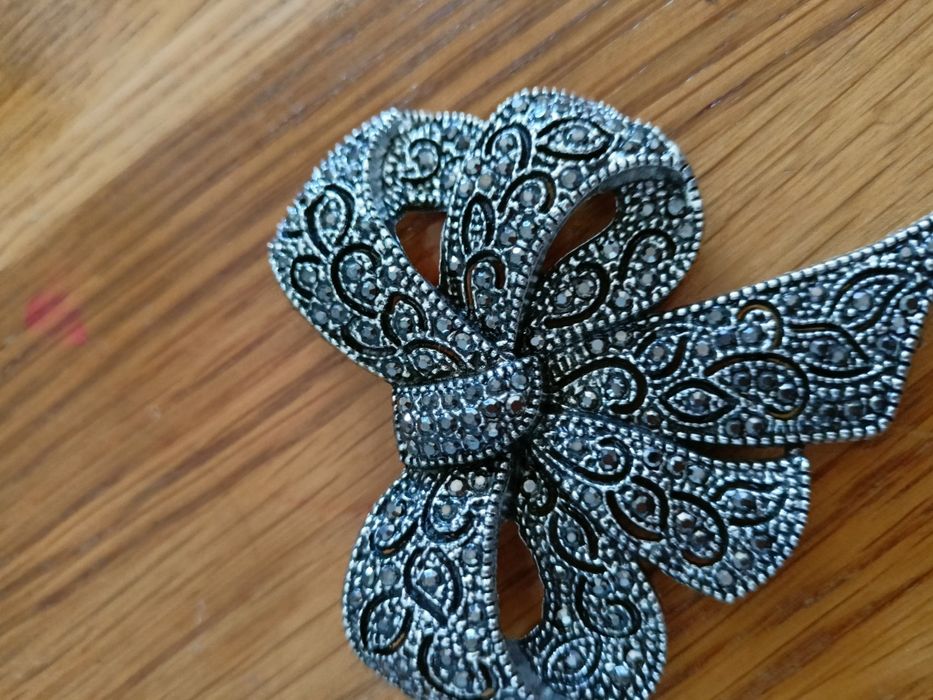 Piękna brunetka kokarda świeci kryształki.