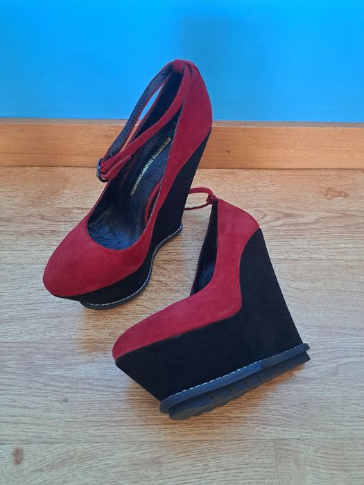 Sapatos de cunha em nobuck