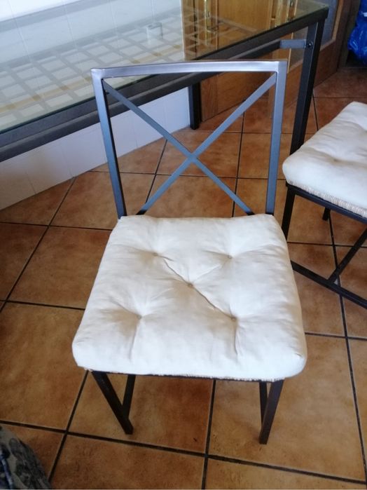 Mesa e quatro cadeiras