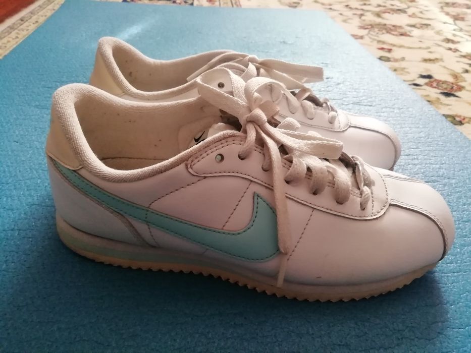 Кроссовки женские