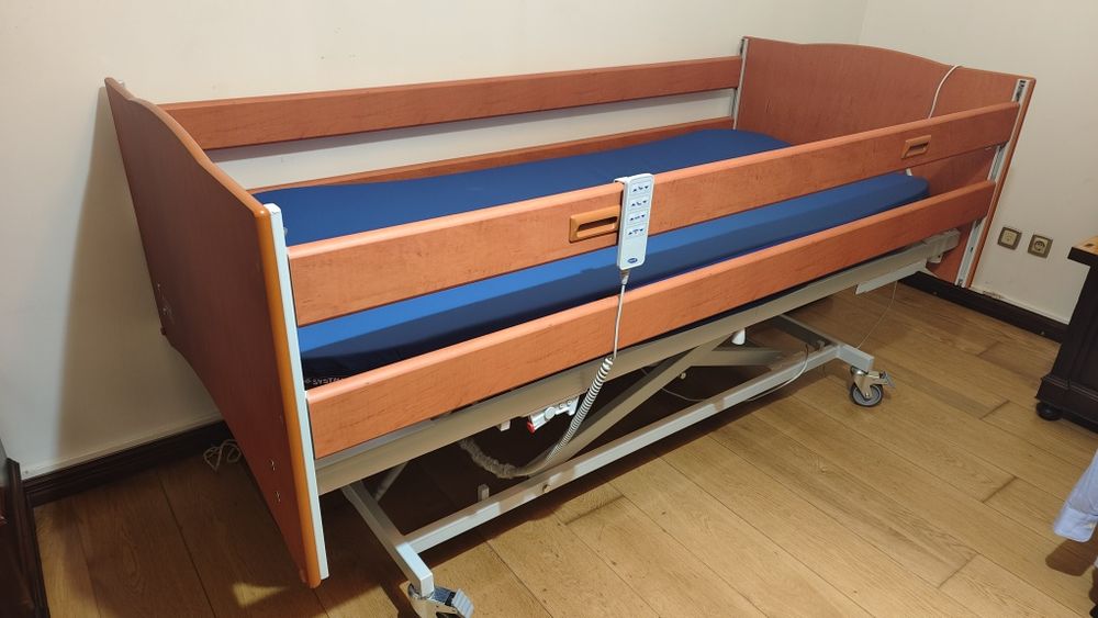 Cama Invacare com colchão anti-escaras