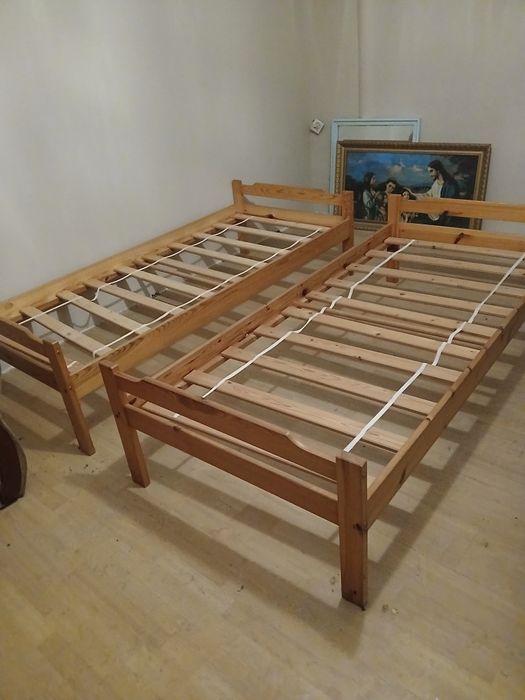 Łóżko sosnowe jednoosobowe .