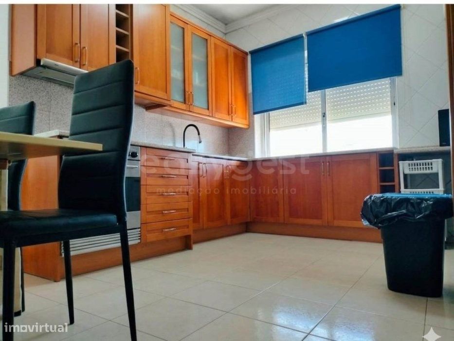 Apartamento central T2 na Moita em bom estado