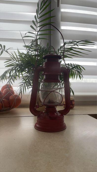 Stare lampy naftowe czerwona z prl