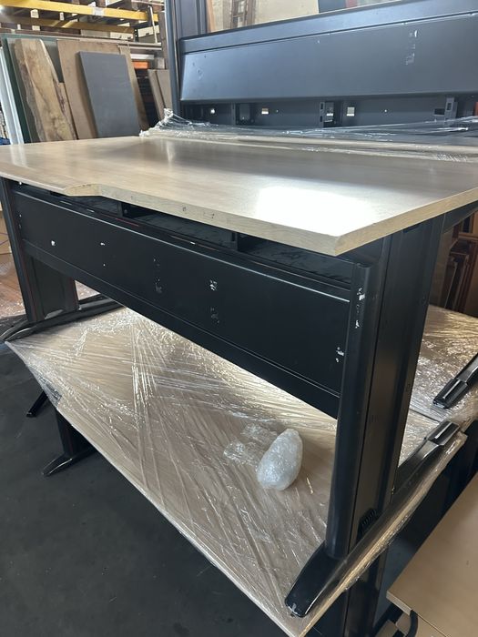 Secretárias em metal com tampo em madeira