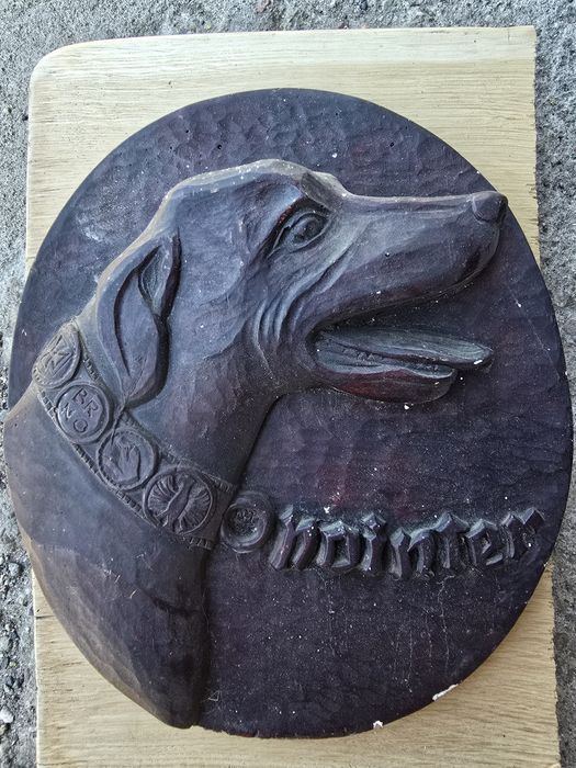 Stara dekoracyjna rzeźba ścienna przedstawiająca głowę psa