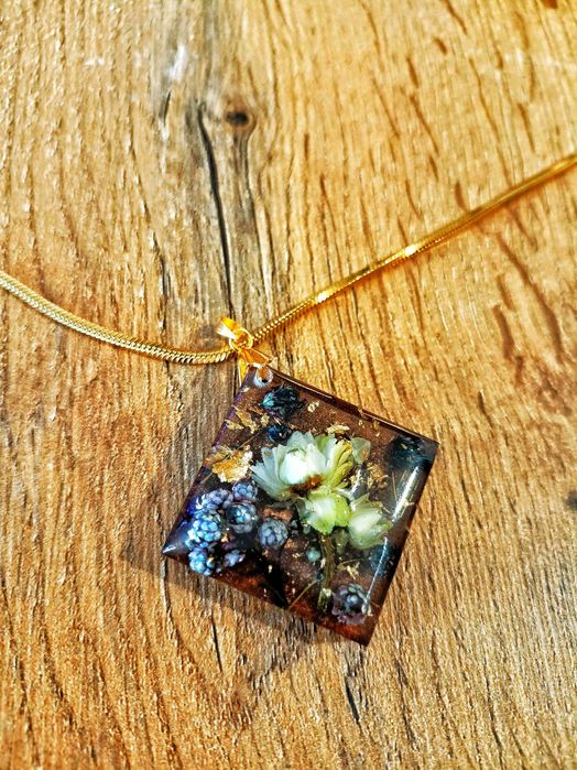 Duży wisiorek handmade z prawdziwymi kwiatami – elegancki prezent