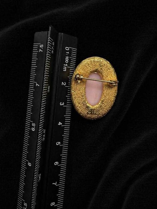 Broche Vintage Camafeu – Perfil Feminino – Tom Dourado