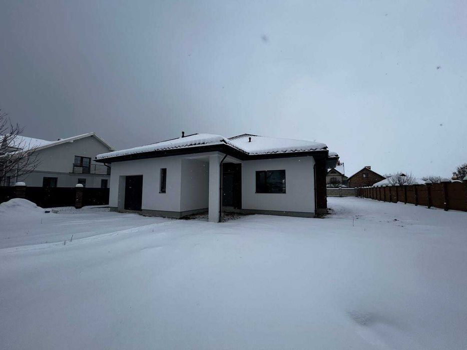 Продається одноповерховий особняк, з гаражем та власним подвірям