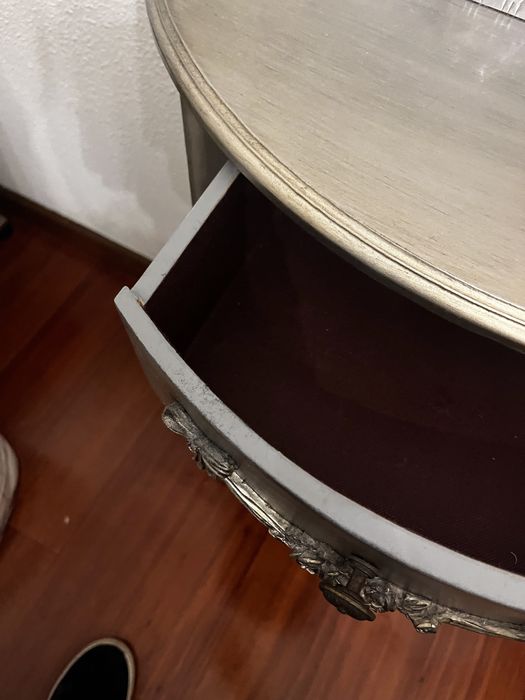 Mesa de Cabeceira / Mesa de Apoio Clássica