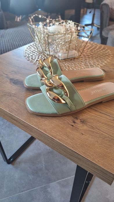 Klapki z klamerką złotą