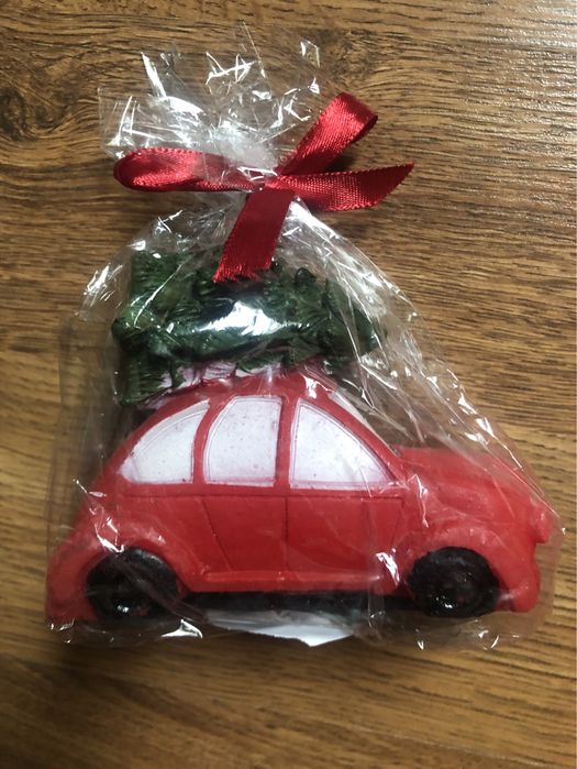 Świeca świąteczna czerwone auto z choinką na dachu Boże Narodzenie