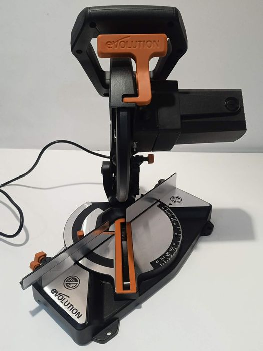 Piła ukośnica Evolution R210CMS 210mm 1200W
Stan bardzo dobry, małe śl