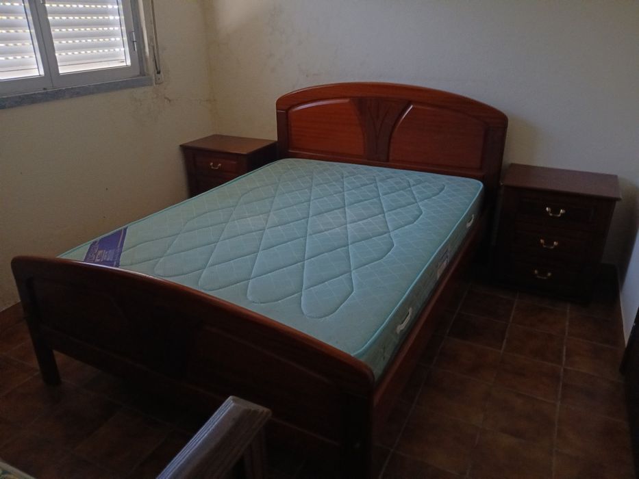 Cama de de   casal  com 2 mesinhas de cabeceira