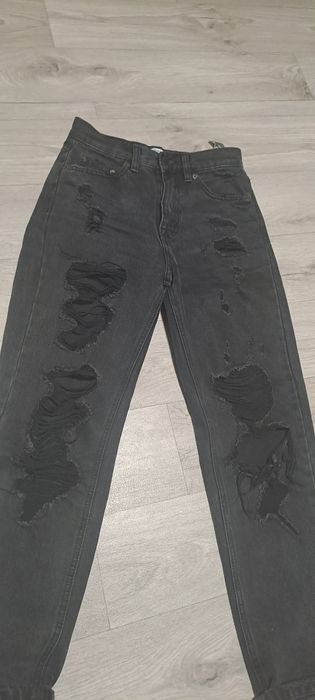Podarte spodnie z dziurami mom jeans