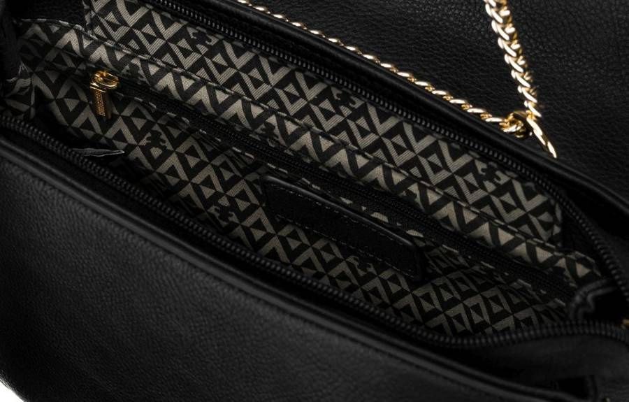 listonoszka damska ze stylową, ażurową klapką i brelokiem -