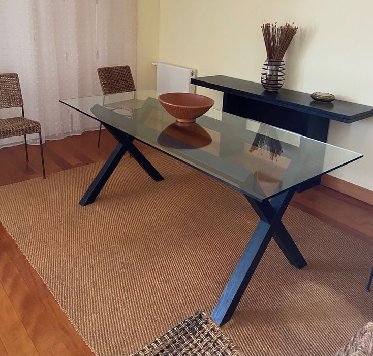 Mesa em vidro,material muito bom,e pouquíssimos sinais de uso