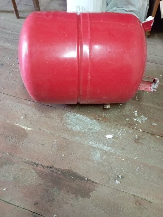 Продам расширительный бак