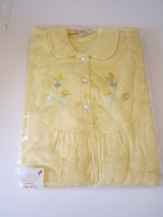 Camisa de Noite Aldamar Nova amarela c flores 3 botões, manga comprida