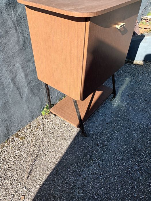 Mesa de televisão e bar vintage