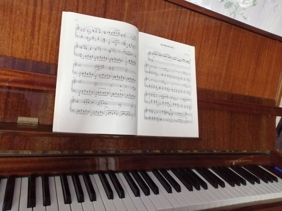 Вчитель по фортепіано