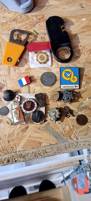 Zestaw Kolekcjonerski PRL: Odznaki, Wpinki, Monety + Metalowa Torebka