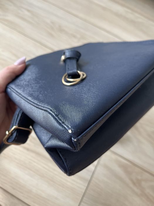 Granatowa torebka z przegródkami