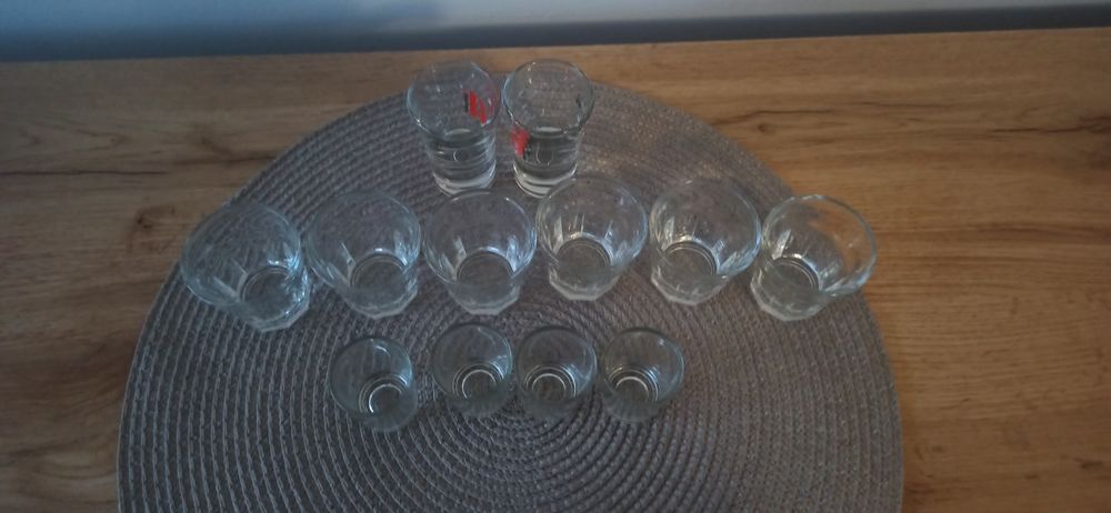 Zestaw szklanych kieliszków różnej wielkości