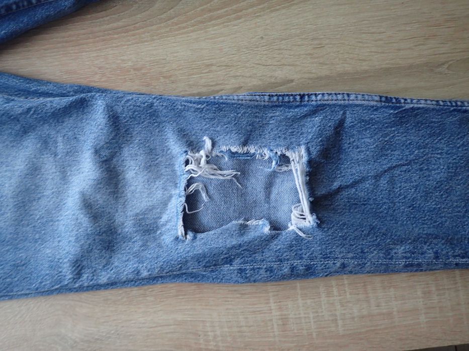BERSHKA - spodnie jeansowe z dziurami, rozm. 34
