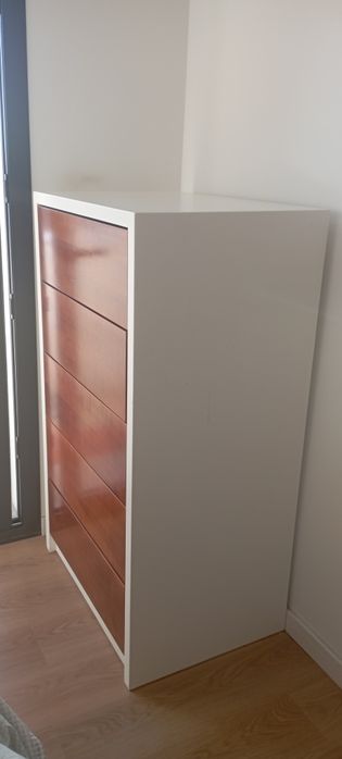 Mesas de cabeceira e camiseiro