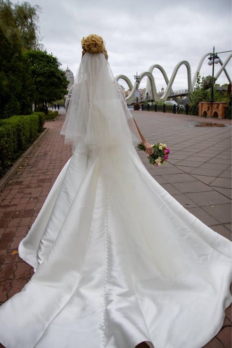 Весільна сукня атласна
