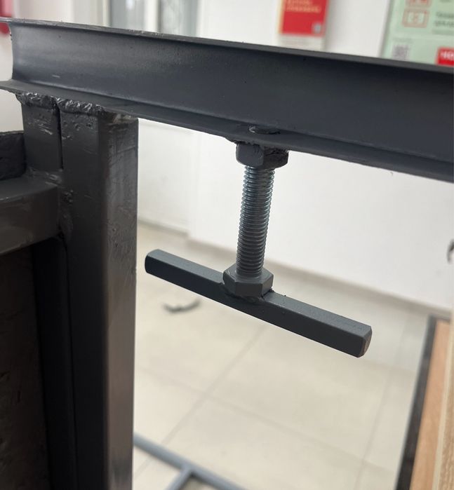 Риштуваня розкладне мобільне з однієї сторони має колеса