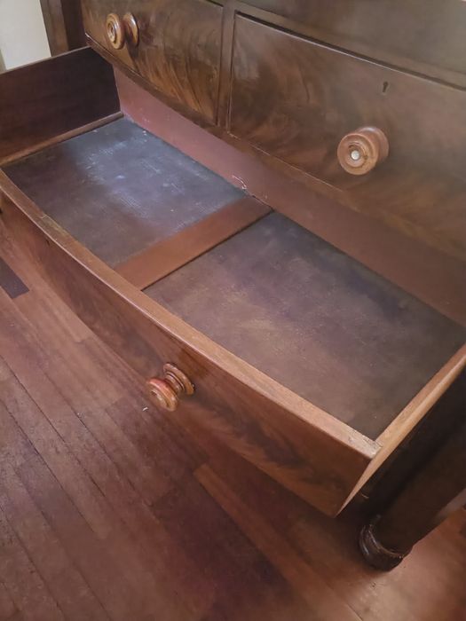 Cómoda grande de barriga em madeira maciça